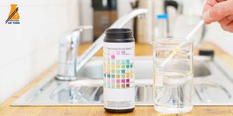 kiểm tra nước uống bằng bộ test nhanh